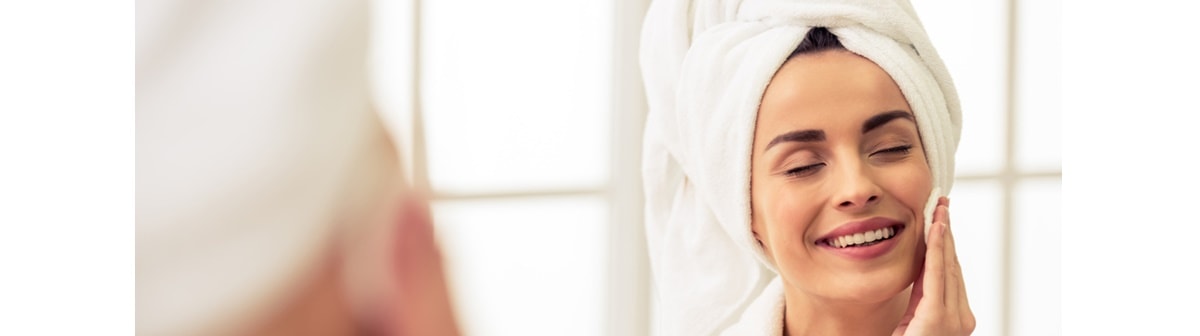 Entenda o que é demaquilante e saiba como usar esse produto na rotina de skincare