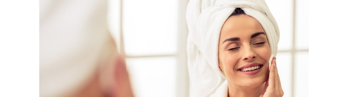 Entenda o que é demaquilante e saiba como usar esse produto na rotina de skincare