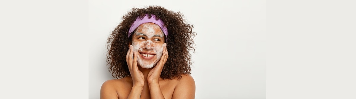 Pele com acne: Veja os benefícios da limpeza diária