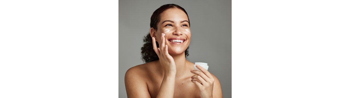 Descubra se protetor solar vem antes ou depois do hidratante facial