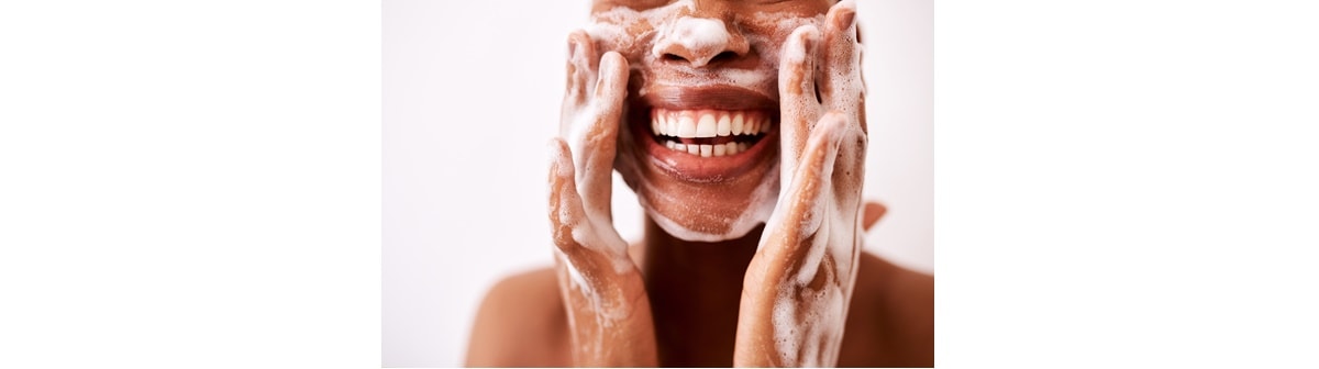 Como lavar corretamente a pele oleosa? Saiba o passo a passo