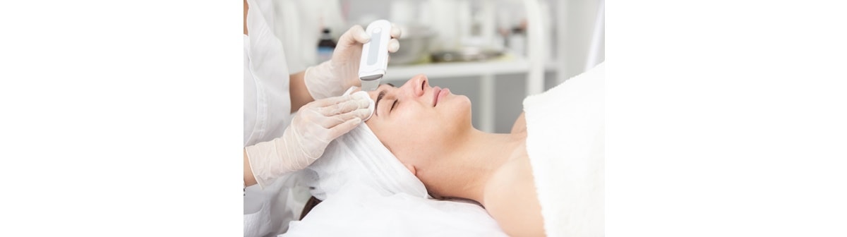 Limpeza de pele: o que é, como fazer e quais benefícios?