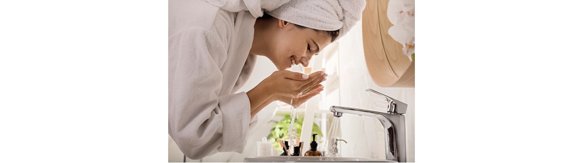 Limpeza facial diária: entenda como fazer e quais os benefícios