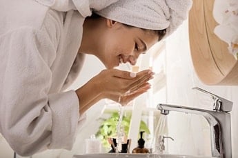 Limpeza facial diária: entenda como fazer e quais os benefícios