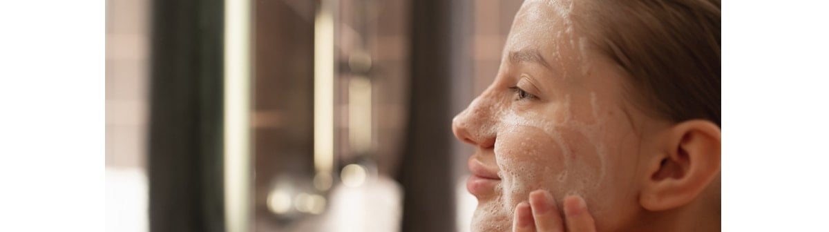 Sabonete para pele oleosa: entenda como escolher e quais benefícios para rotina de skincare