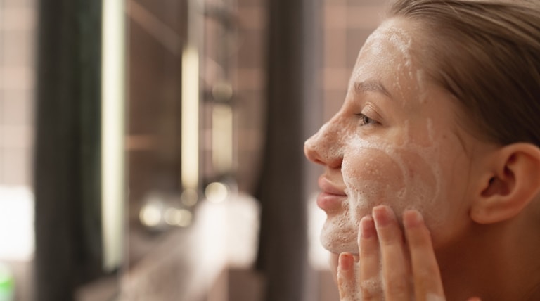 Sabonete para pele oleosa: entenda como escolher e quais benefícios para rotina de skincare