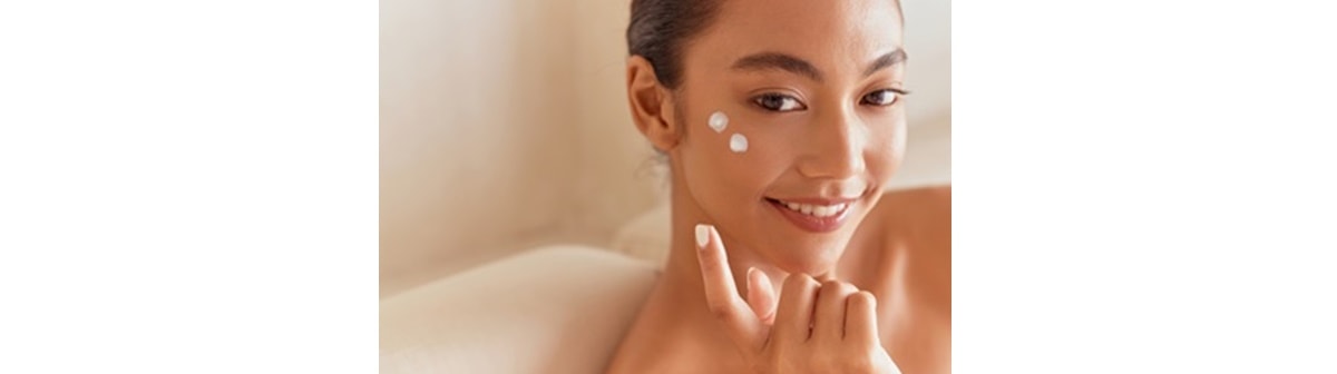 Mulher faz sua skincare diária que pode incluir o ácido mandélico e seus benefícios