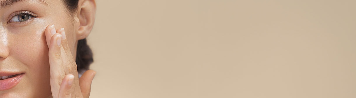 Camadas da pele: mulher acariciando sua pele do rosto
