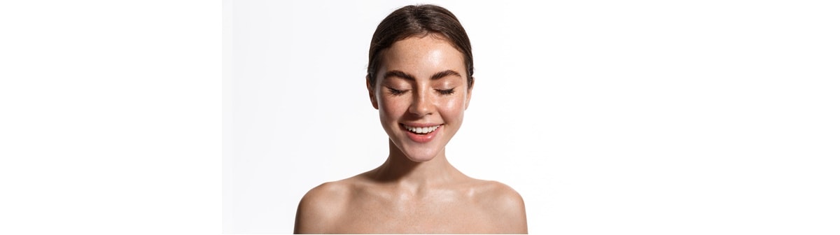 Jovem mulher com a pele glow e beleza natural de uma clean girl