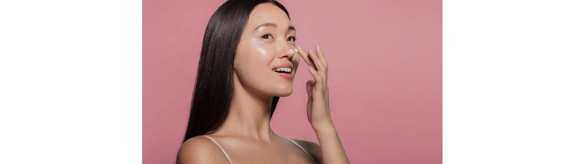 rosto de uma jovem mulher coreana tem a pele bonita, com efeito glass skin