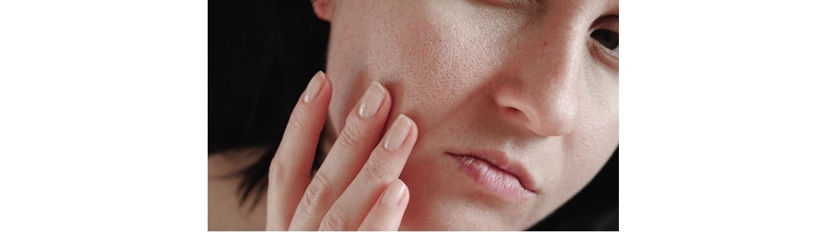 Mulher com traços asiáticos com poros dilatados no rosto