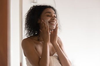 Mulher negra segue a ordem do skincare em sua rotina diária de cuidados com a pele