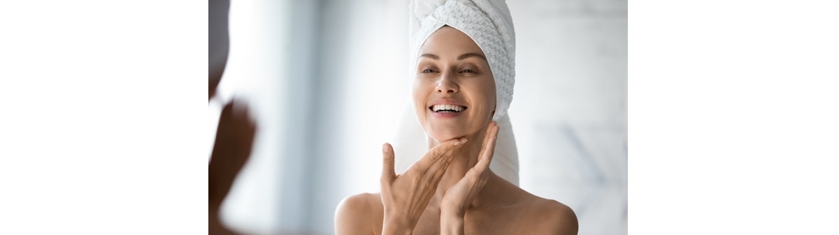 Mulher com a pele rejuvenescida e uniforme, benefícios da renovação celular do retinol