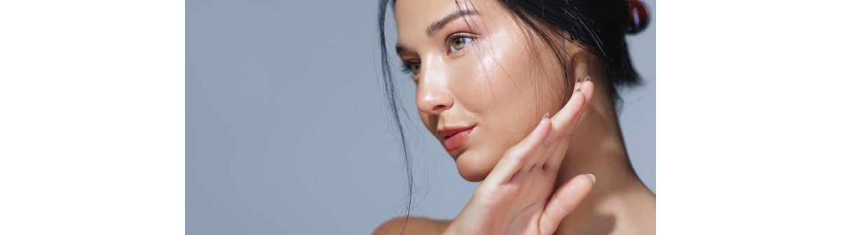 Mulher caucasiana tem a pele sem manchas que pode ser alcançada com o uso do sérum clareador