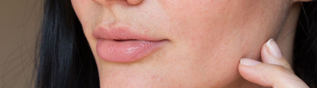 mulher de pele clara com pele sedosa e radiante