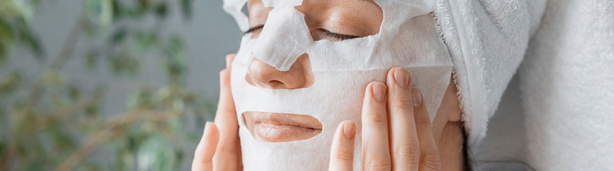 mulher usando mascara facial no rosto