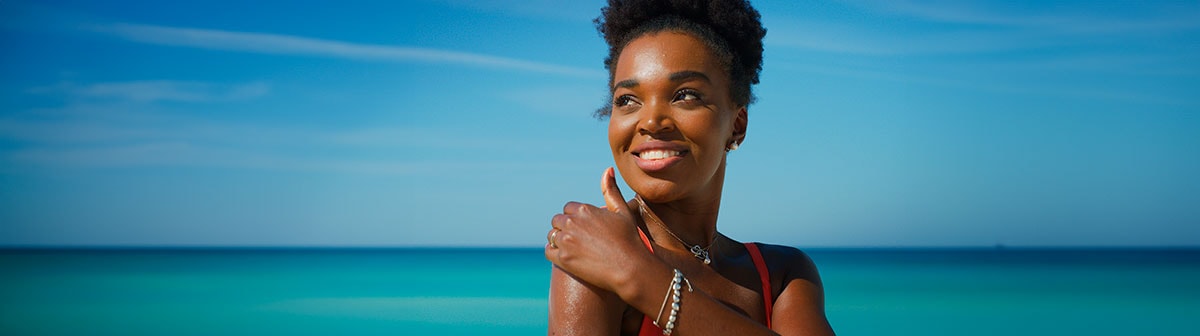 mulher posando para foto na praia 