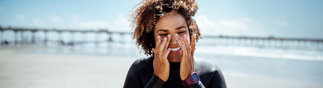 Mulher negra aplicando protetor solar para pele oleosa