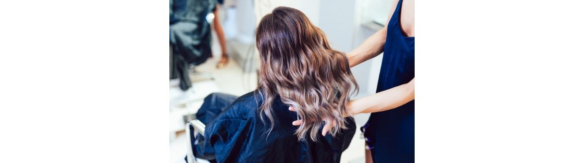 Profissional realiza a técnica morena iluminada em sua cliente no salão de beleza