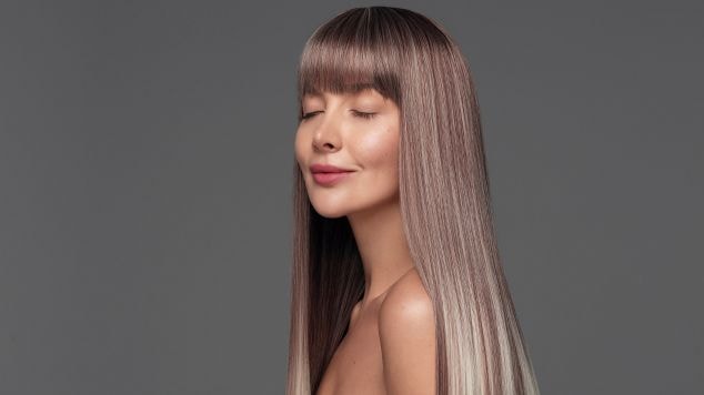 Mulher com o cabelo liso de cor loiro acinzentado