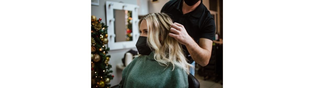 Mulher no salão de beleza com o cabelo de cor loiro iluminado