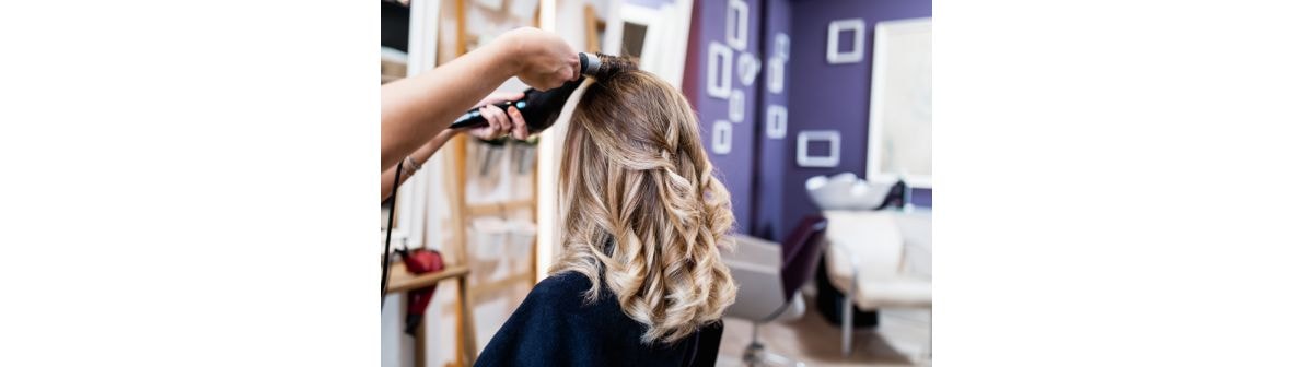 Mulher no salão de beleza com o cabelo em tom de morena iluminada loiro