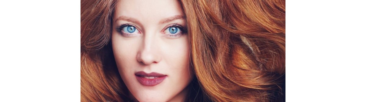 Mulher caucasiana com os cabelos de cor ruivo acobreado