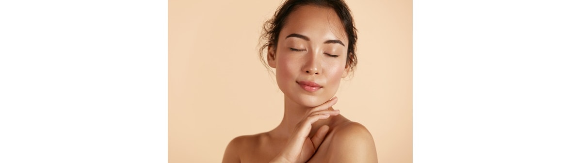 Mulher com a pele bonita e radiante ao usar ácido hialurônico com vitamina c