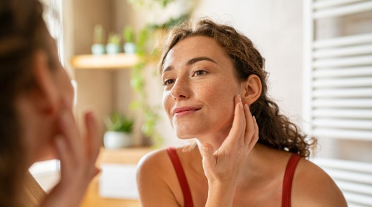 Jovem mulher realiza sua rotina de skincare antimanchas com vitamina c