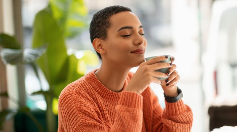 Jovem negra consome o chá verde que ajuda a emagrecer