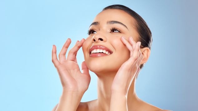 Mulher massageia o cleansing oil na pele do rosto