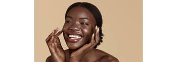 Mulher negra com a pele firme e rica em colágeno e elastina