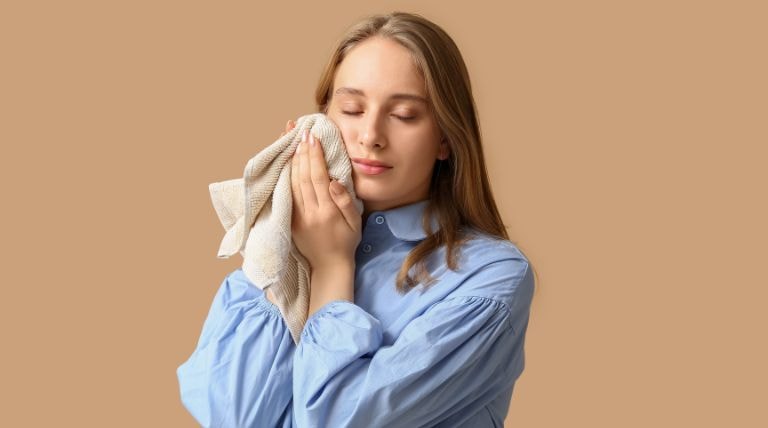 Jovem aplica compressa para tirar espinhas