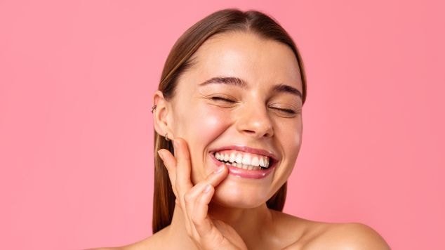 Jovem feliz ao descobrir os principais erros nos cuidados com a pele e como evitá-los