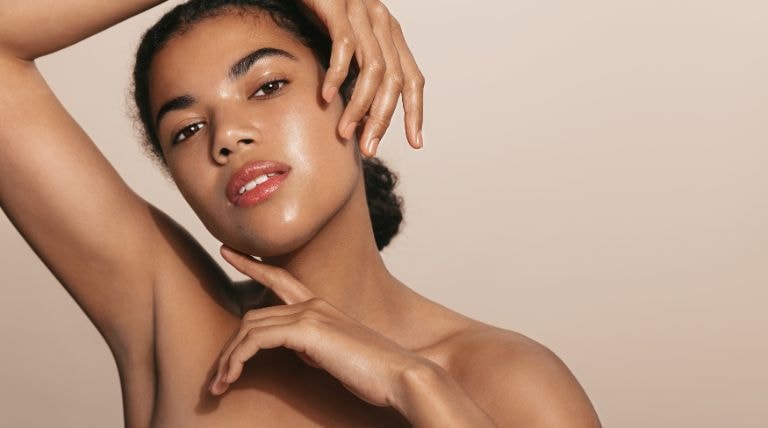 Jovem negra demonstra para que serve a glicerina com sua pele radiante e hidratada