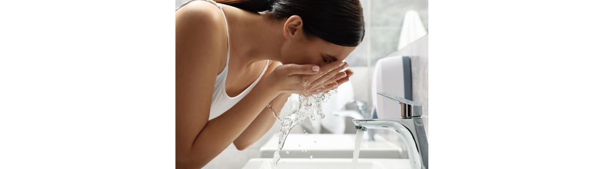 Mulher realizando a limpeza de pele caseira