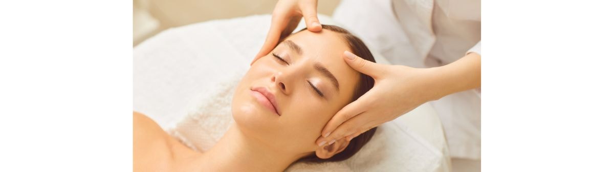 Jovem mulher realiza uma massagem facial