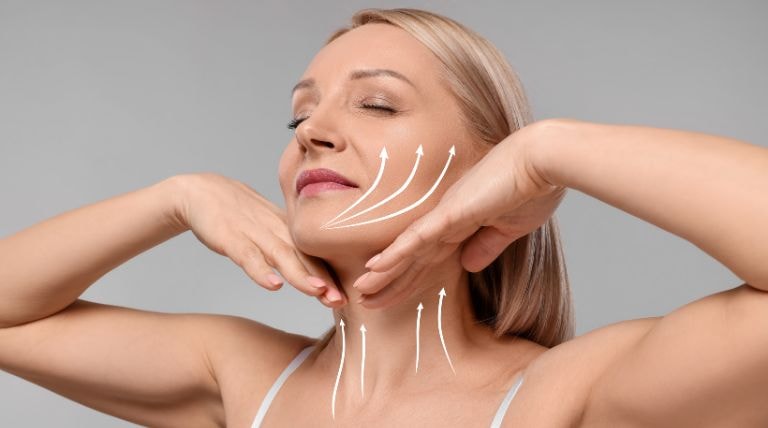 Mulher demonstra como fazer massagem facial