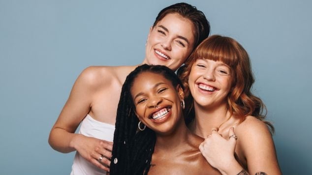 Mulheres com diferentes níveis de melanina