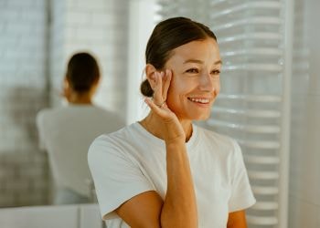 Mulher usa a niacinamida no rosto por sua ação antissinais que previne rugas.