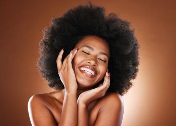 Jovem negra usa a niacinamida para promover hidratação na pele