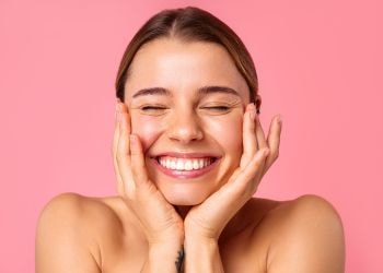 Jovem usa a niacinamida na pele do rosto para controlar a oleosidade da pele 