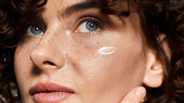 Foto do rosto de jovem com o creme para pele oleosa aplicado no rosto