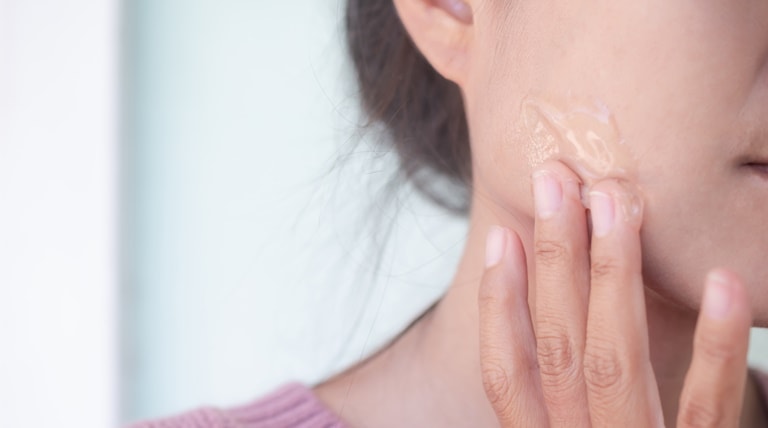 Mulher usa hidratante facial com textura em gel