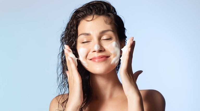 Mulher branca realiza limpeza facial em sua pele oleosa