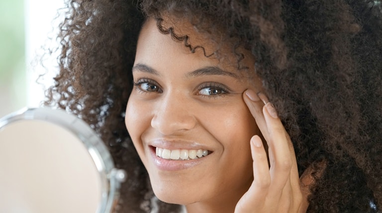 Mulher utiliza o hidratante facial certo para seu tipo de pele