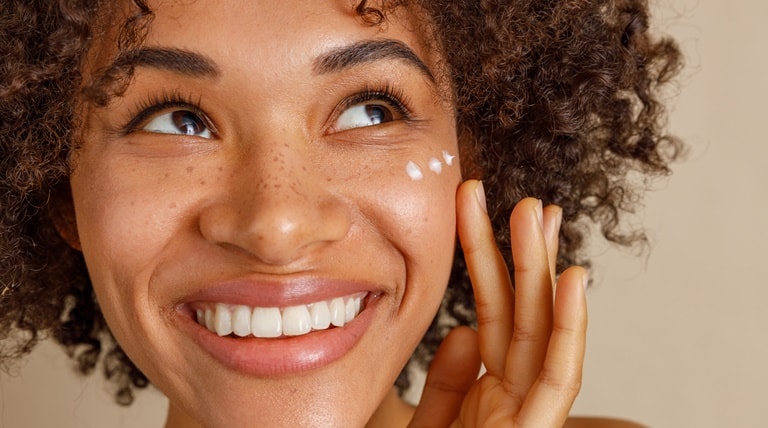 Jovem utiliza hidratante e tratamento noturno na pele facial