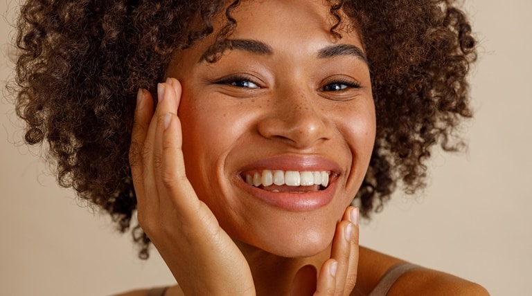 Jovem utiliza o hidratante para o rosto ideal para sua pele