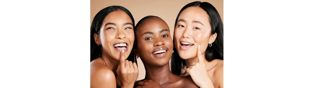 Jovens mulheres sorridentes e com a pele macia e radiante