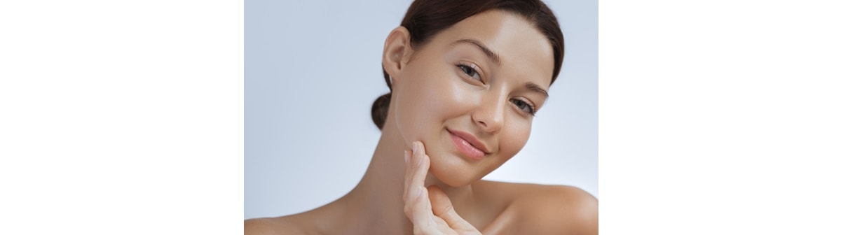 Jovem caucasiana com a pele firme e radiante ao usar peptídeos de colágeno e estimular o colágeno na pele